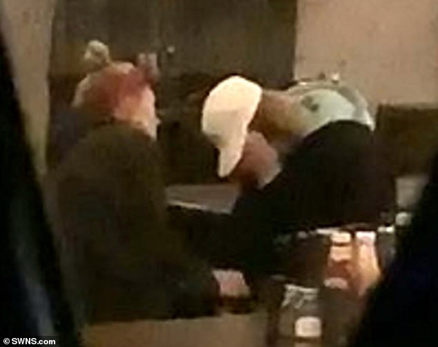 Justin Bieber lại bật khóc nức nở trong quán bar vì nhớ Selena Gomez