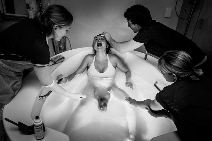 Khoảnh khắc diệu kì khi người mẹ sinh ra một thiên thần