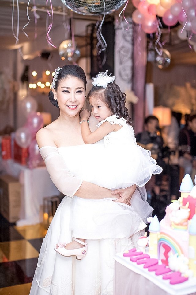 Le quyen, Ha Kieu Anh va Linh nga gay bat ngo voi nhan sac khac la