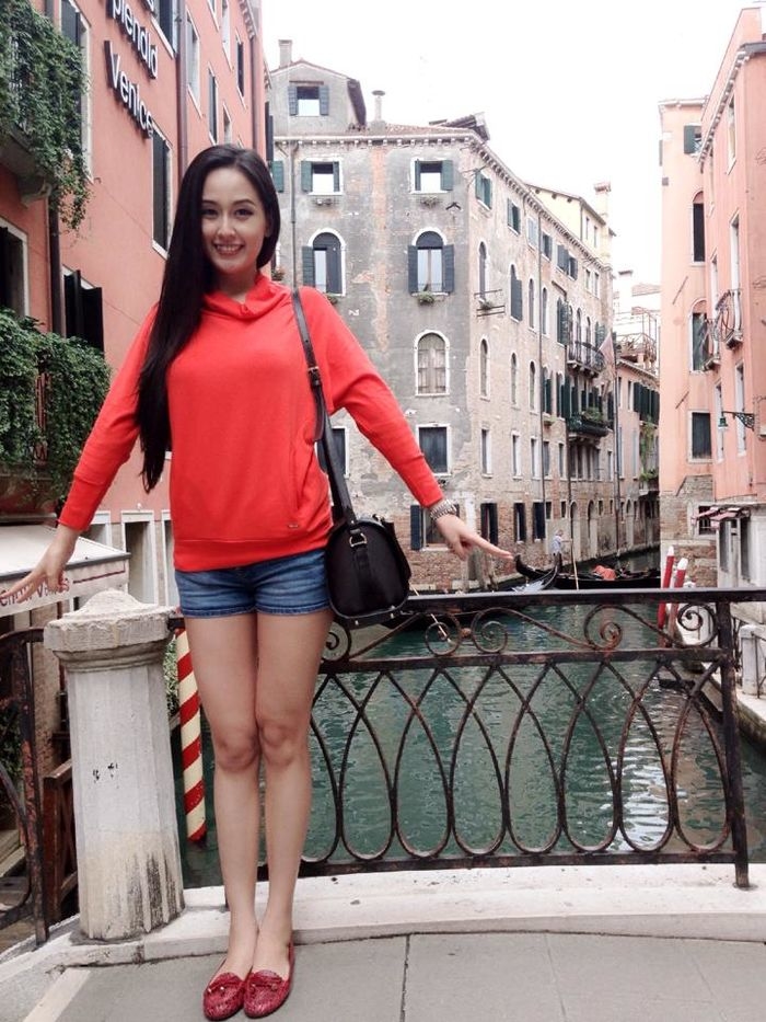 Loat sao viet chung minh cau noi: Khong phai ai dien hang hieu cũng se sang chanh
