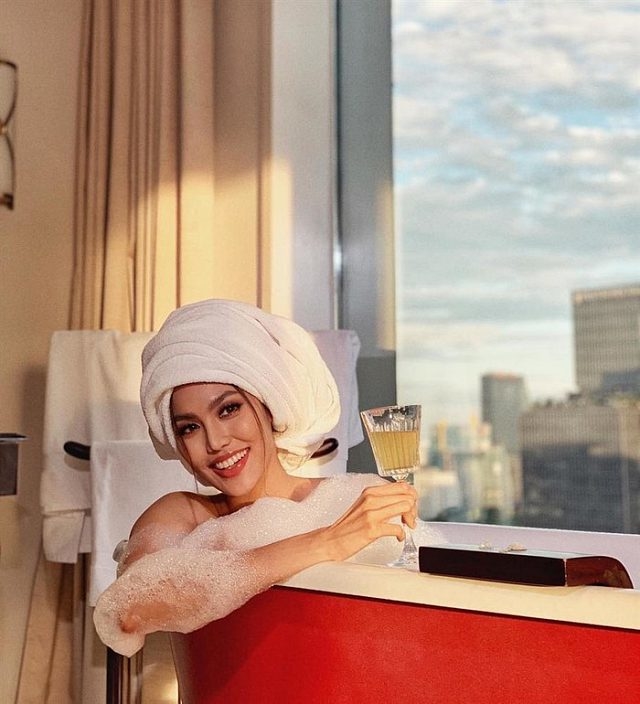 Muon kieu khoe anh nghich nuoc cua sao Viet: Nguoi sexy het nac, nguoi gay tranh cai
