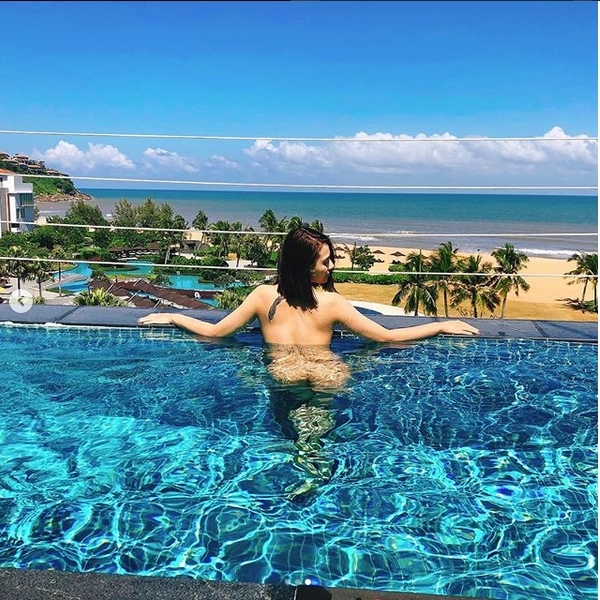 Muon kieu khoe anh nghich nuoc cua sao Viet: Nguoi sexy het nac, nguoi gay tranh cai