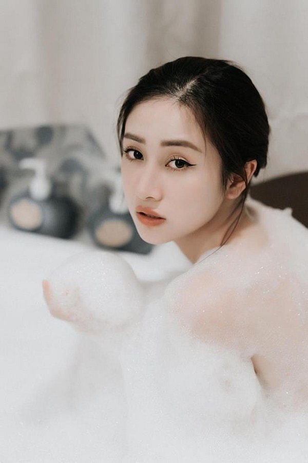 Muon kieu khoe anh nghich nuoc cua sao Viet: Nguoi sexy het nac, nguoi gay tranh cai