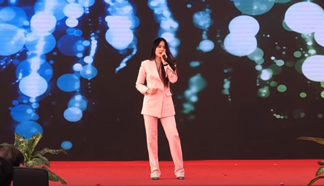 Nam Em tái xuất, nức nở hát Tiếng thạch sùng