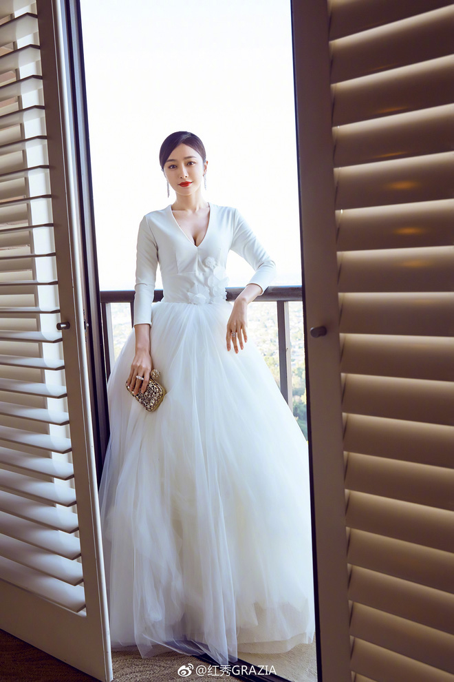 Netizen đổ gục trước tài khâu váy áo tiết chế sự sexy của Tần Lam