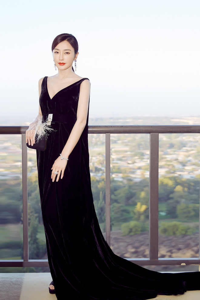 Netizen đổ gục trước tài khâu váy áo tiết chế sự sexy của Tần Lam