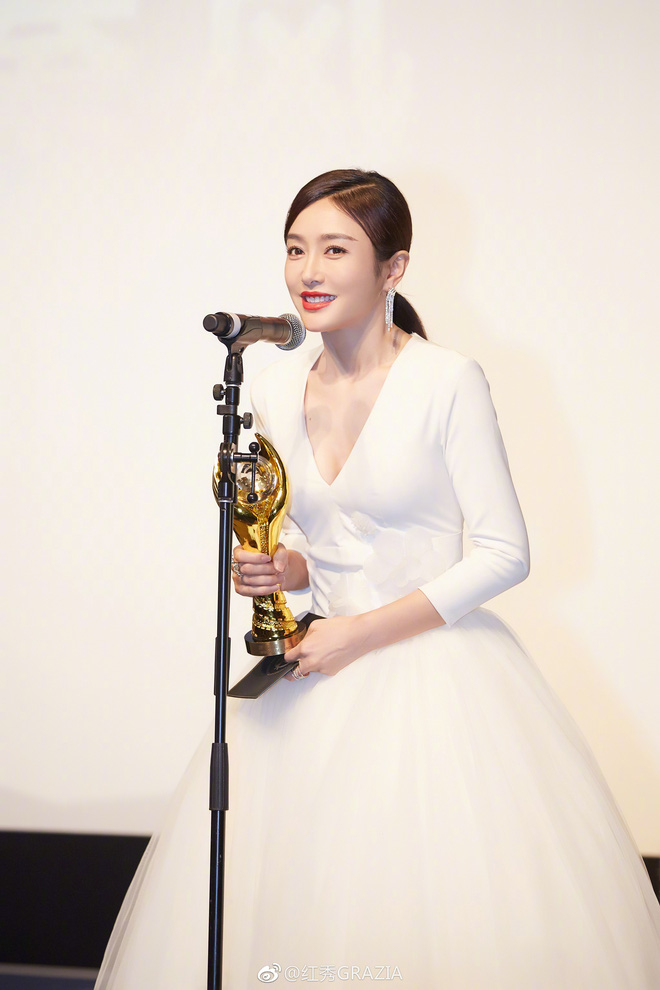 Netizen đổ gục trước tài khâu váy áo tiết chế sự sexy của Tần Lam