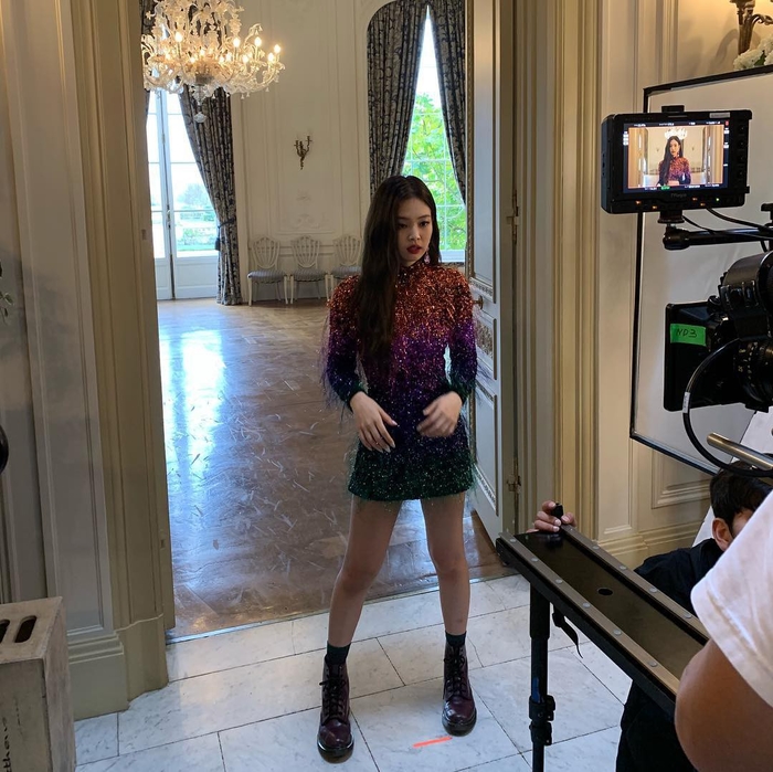 Ngỡ ngàng video hậu trường MV solo của Jennie (BLACKPINK)