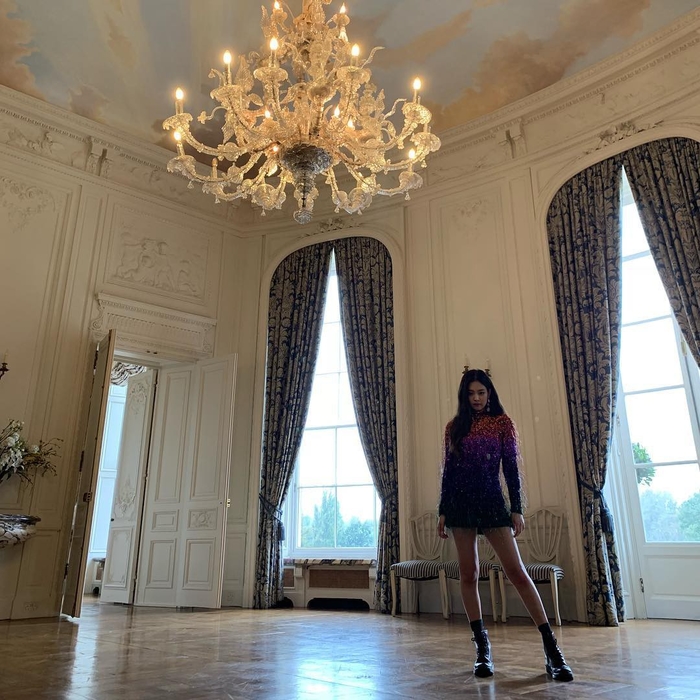 Ngỡ ngàng video hậu trường MV solo của Jennie (BLACKPINK)