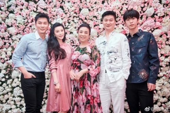 Ngôi sao võ thuật Hồng Kim Bảo 'làm bạn' với xe lăn ở tuổi xế chiều