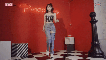 Nhảy cover 5 hit Kpop, Ngọc Trinh bị chê tới tấp