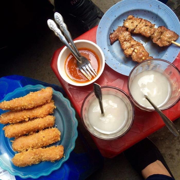 Càn quét những khu ăn vặt siêu ngon, siêu rẻ ngay giữa lòng Hà Nội