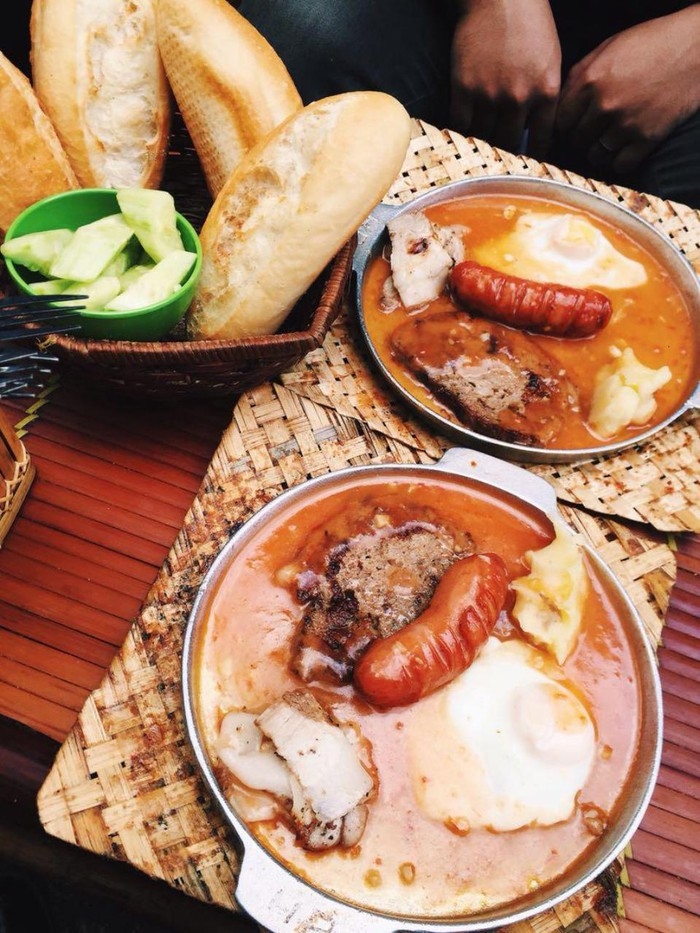 Càn quét những khu ăn vặt siêu ngon, siêu rẻ ngay giữa lòng Hà Nội