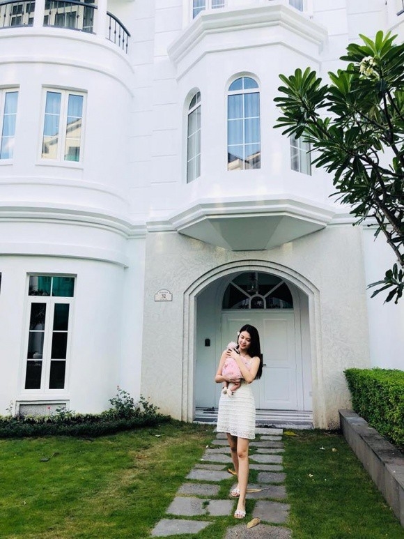 Những người đẹp Việt gây bất ngờ khi theo chồng hơn chục tuổi