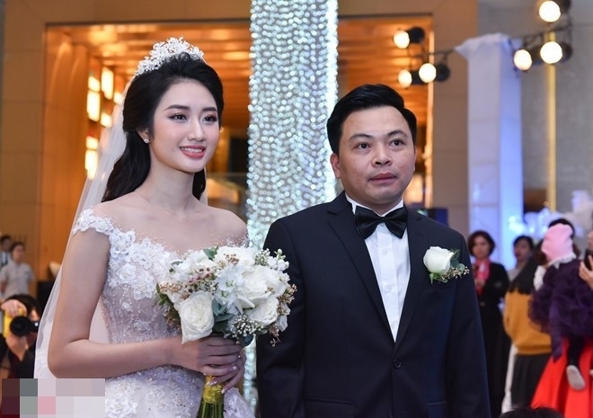 Những người đẹp Việt gây bất ngờ khi theo chồng hơn chục tuổi