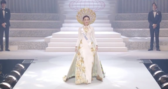 Phản ứng của Thùy Tiên khi bị vấp váy tại chung kết Miss International