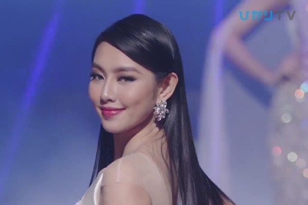 Phản ứng của Thùy Tiên khi bị vấp váy tại chung kết Miss International