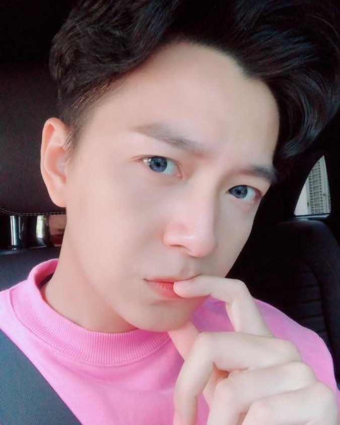 Sao nam Việt khoe ảnh selfie - người thần thái, người phấn son điệu đà