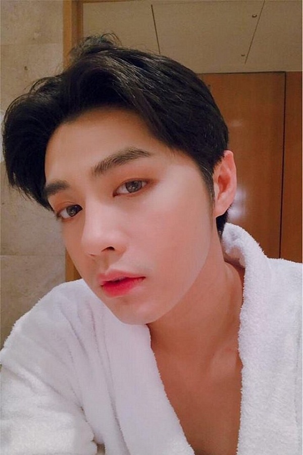 Sao nam Việt khoe ảnh selfie - người thần thái, người phấn son điệu đà