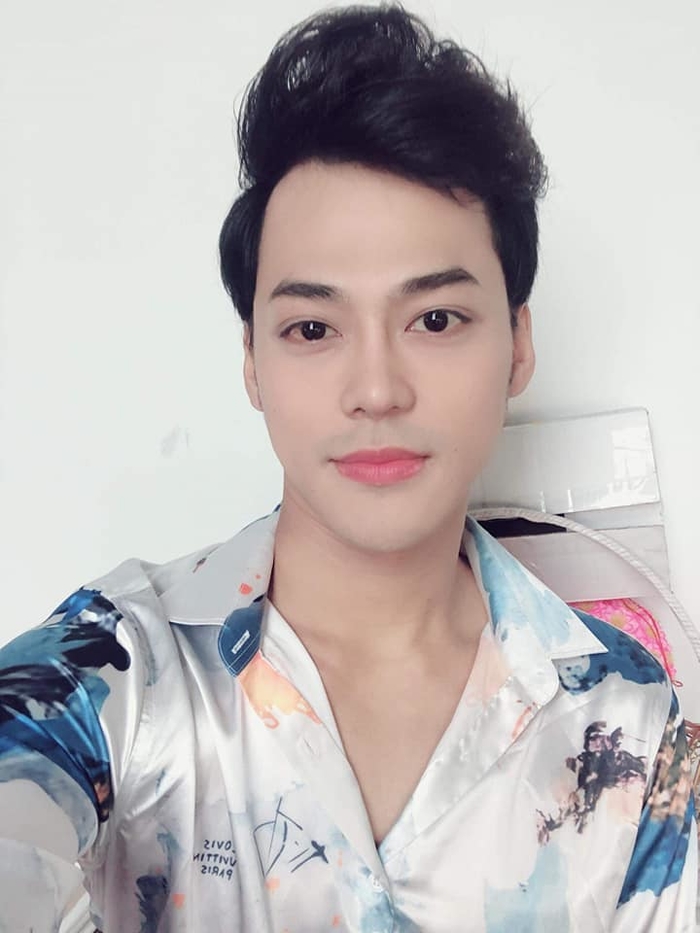 Sao nam Việt khoe ảnh selfie - người thần thái, người phấn son điệu đà