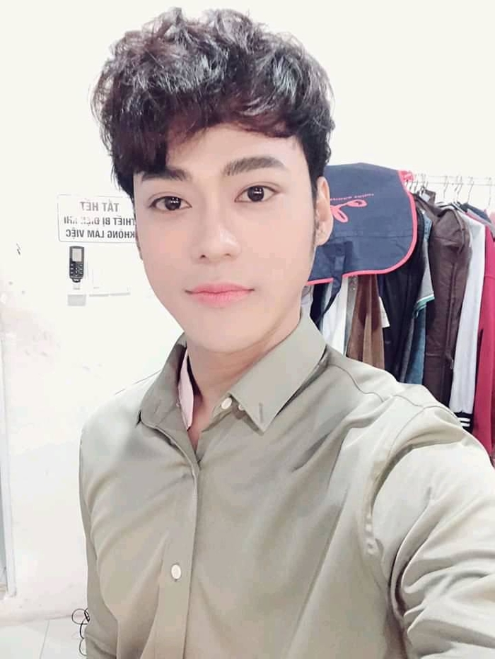 Sao nam Việt khoe ảnh selfie - người thần thái, người phấn son điệu đà