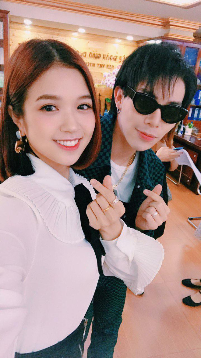 Sao nam Việt khoe ảnh selfie - người thần thái, người phấn son điệu đà