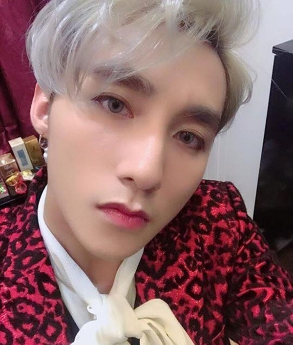 Sao nam Việt khoe ảnh selfie - người thần thái, người phấn son điệu đà