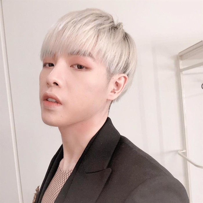 Sao nam Việt khoe ảnh selfie - người thần thái, người phấn son điệu đà