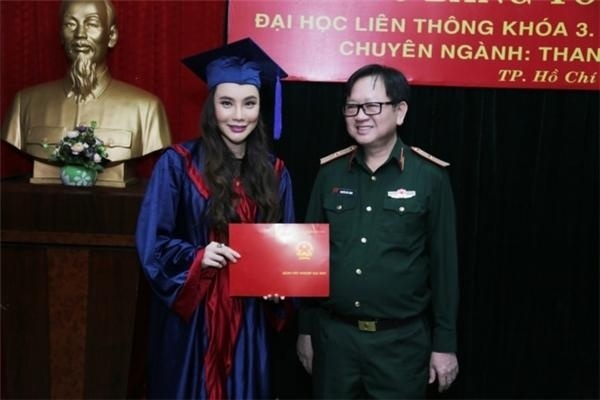Bận rộn với showbiz, sao Việt vẫn làm tốt công việc trồng người