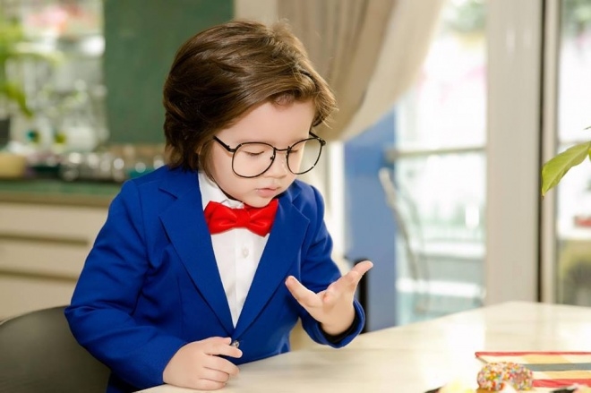 Soái ca nhà Elly Trần hoá thân thành Conan siêu đáng yêu