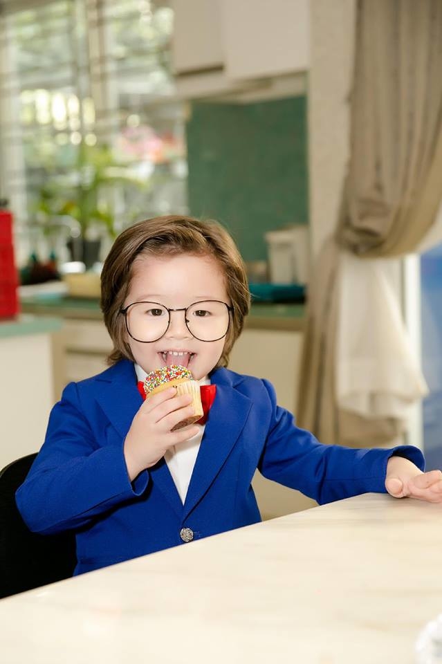 Soái ca nhà Elly Trần hoá thân thành Conan siêu đáng yêu