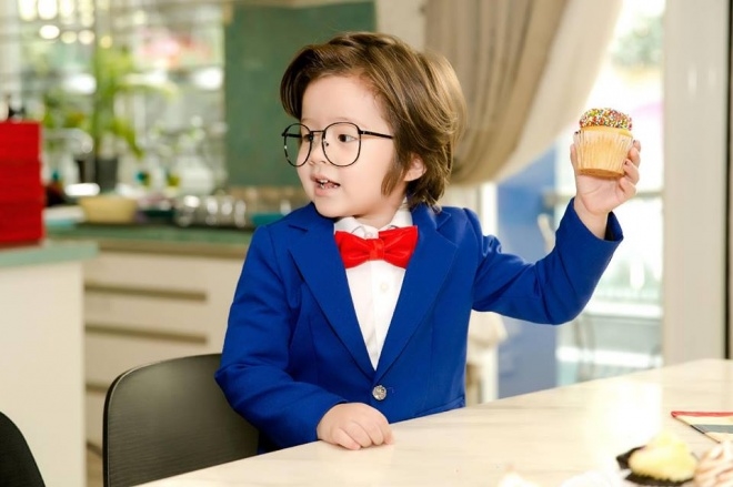 Soái ca nhà Elly Trần hoá thân thành Conan siêu đáng yêu