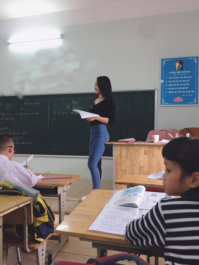 Từ tấm ảnh chụp trộm, cô giáo tiểu học bỗng được dân mạng “săn lùng