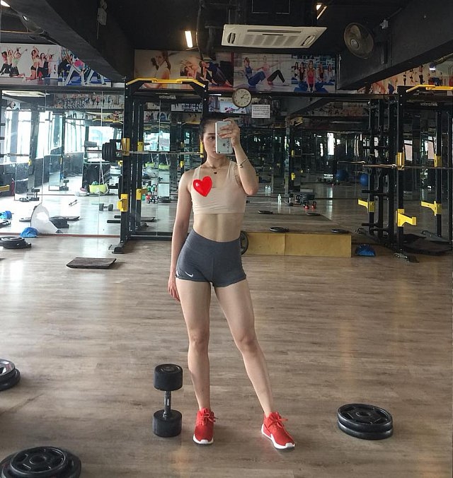 Từ tấm ảnh chụp trộm, cô giáo tiểu học bỗng được dân mạng “săn lùng