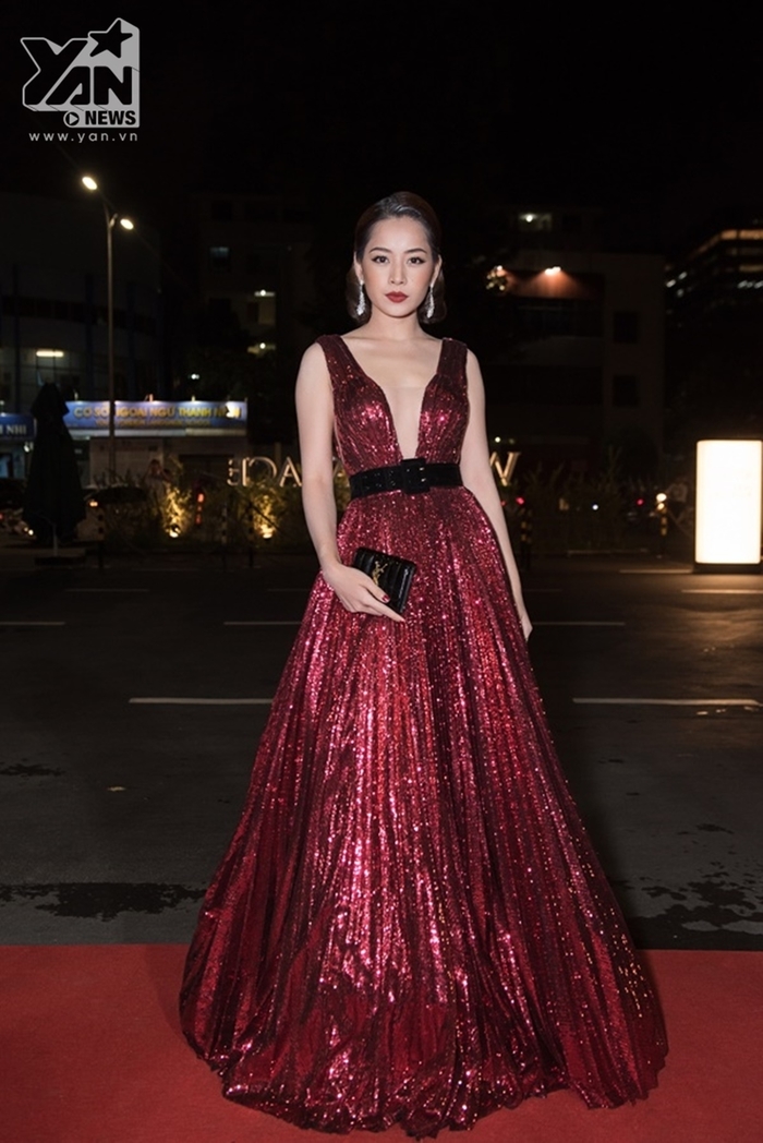 Tung che giong ca Chi Pu: Nguoi vo tinh ngoi canh, nguoi bi da xeo trong MV