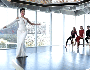Võ Hoàng Yến hướng dẫn H'Hen Niê đi catwalk
