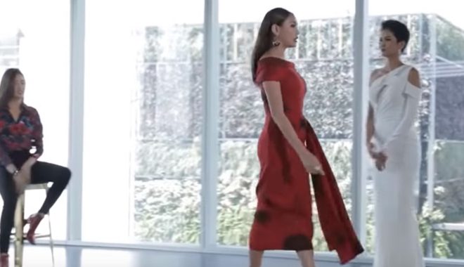 Võ Hoàng Yến hướng dẫn H'Hen Niê đi catwalk