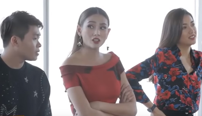 Võ Hoàng Yến hướng dẫn H'Hen Niê đi catwalk