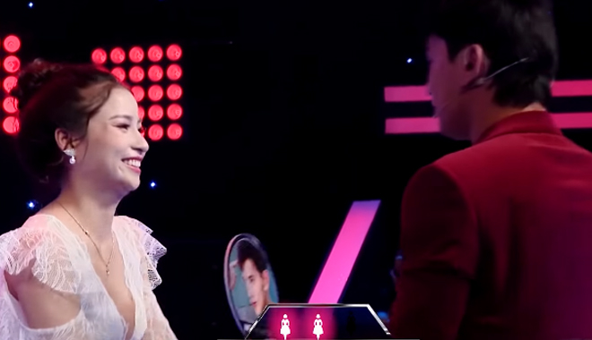 Vừa cất giọng hát, cô gái xinh đẹp khiến cả dàn hotboy bấn loạn
