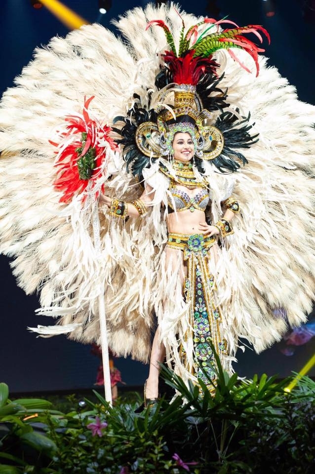 Những bộ trang phục dân tộc chặt chém nhất sân khấu Miss Universe