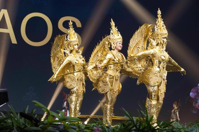 Những bộ trang phục dân tộc chặt chém nhất sân khấu Miss Universe