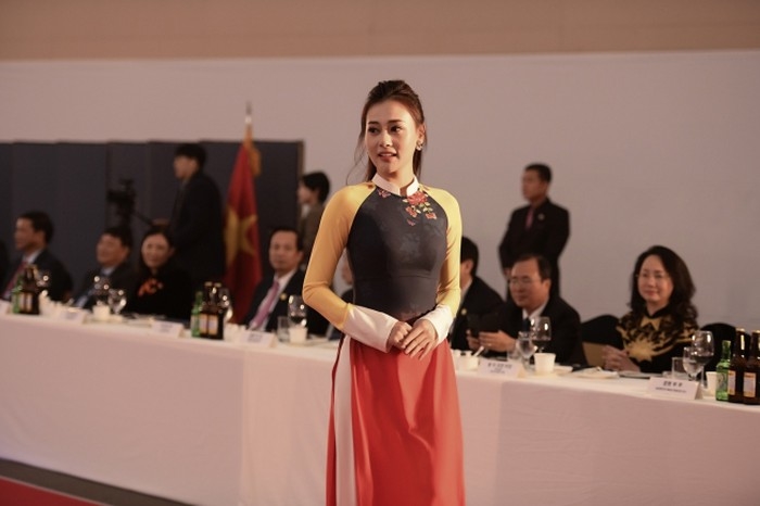 Nam Em lộ thân hình tròn trịa khi biểu diễn áo dài cùng Quỳnh búp bê