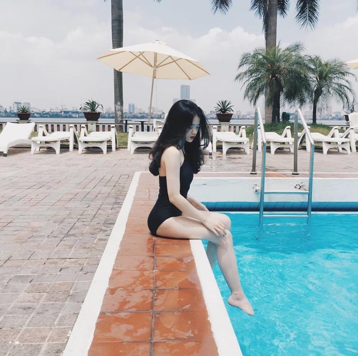 Những cô nàng chín ép, mặc đồ tắm khoe da thịt dù chưa đầy 20