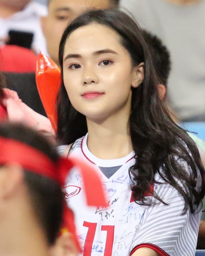 Hội bạn gái cầu thủ Việt thi nhau nổi bần bật trên khán đài