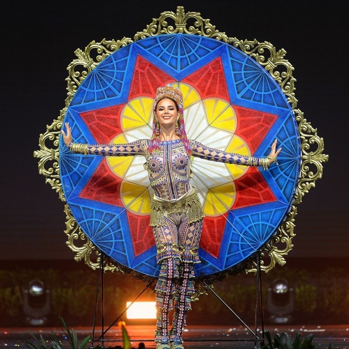 Những bộ trang phục dân tộc chặt chém nhất sân khấu Miss Universe