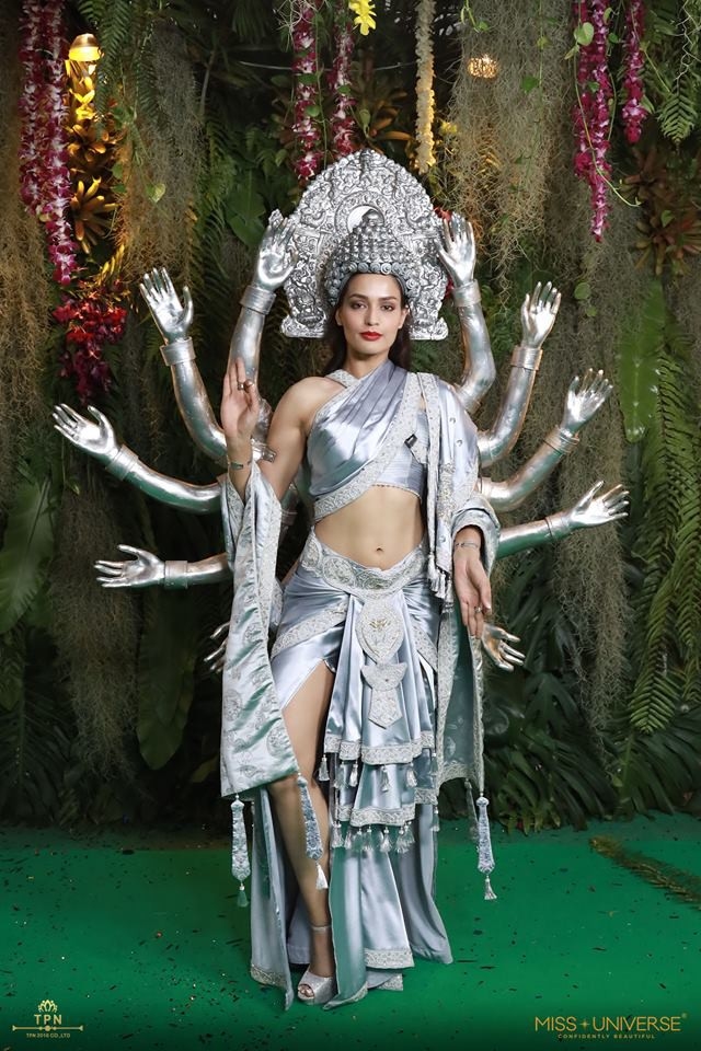 Những bộ trang phục dân tộc chặt chém nhất sân khấu Miss Universe