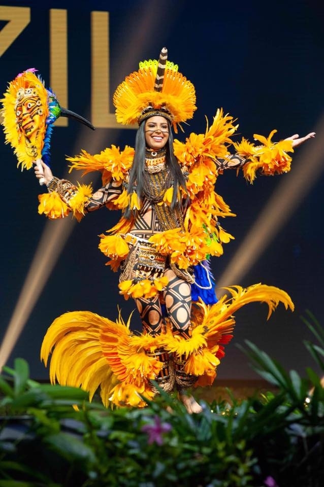 Những bộ trang phục dân tộc chặt chém nhất sân khấu Miss Universe