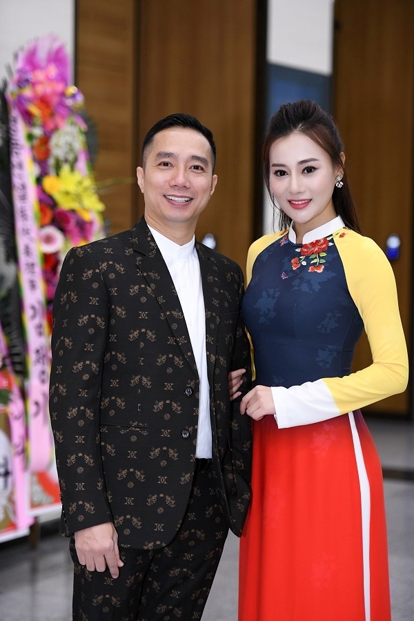 Nam Em lộ thân hình tròn trịa khi biểu diễn áo dài cùng Quỳnh búp bê