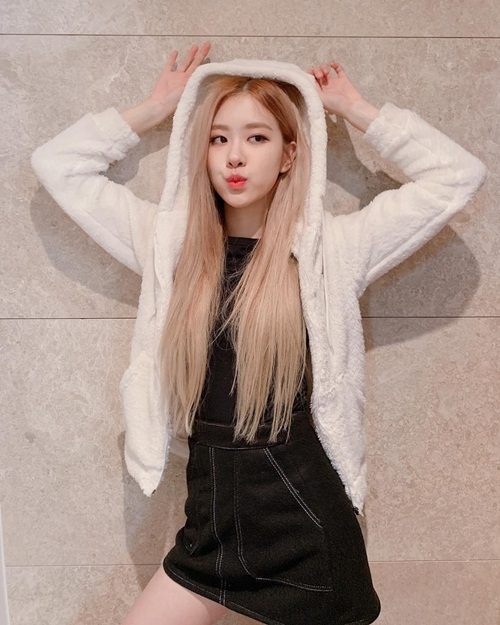 Ảnh hot sao Hàn: Key mếu máo, Jennie vẫn xinh đẹp và cool ngầu