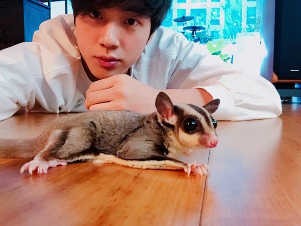 Ảnh hot sao Hàn: Key mếu máo, Jennie vẫn xinh đẹp và cool ngầu